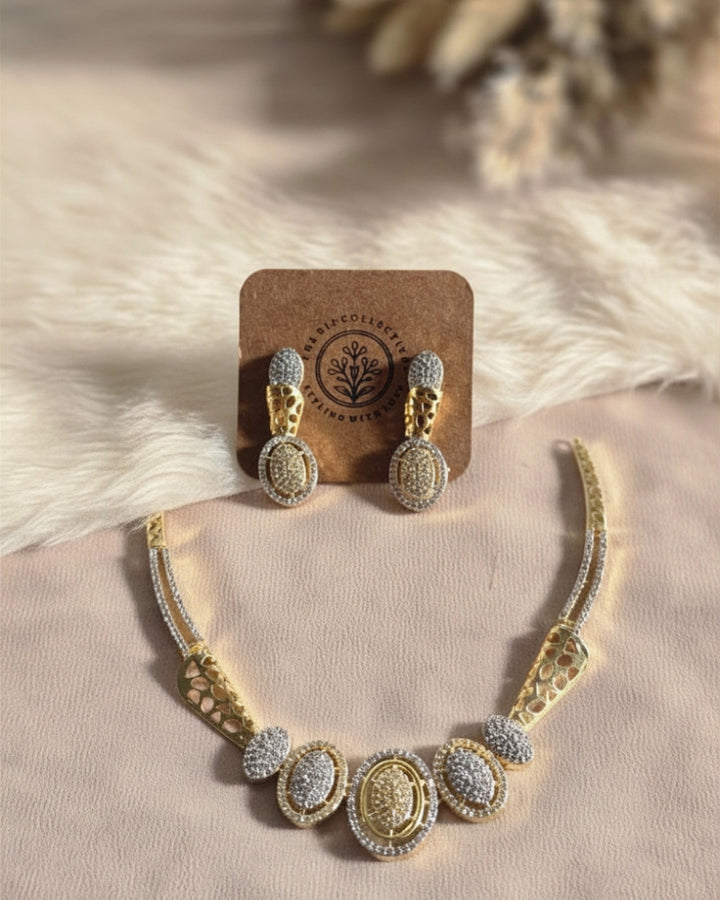 AD WHITE STONE NECKLACE